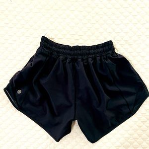 Lululemon Hotty Hot 4” lined shorts